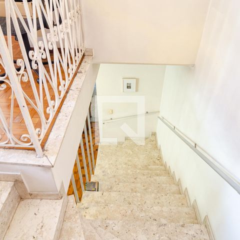 Casa à venda com 320m², 4 quartos e 3 vagas Casa à venda com 320m², 4 quartos e 3 vagasEscadas