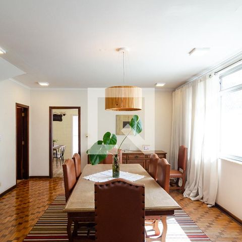 Casa à venda com 320m², 4 quartos e 3 vagas Casa à venda com 320m², 4 quartos e 3 vagasSala