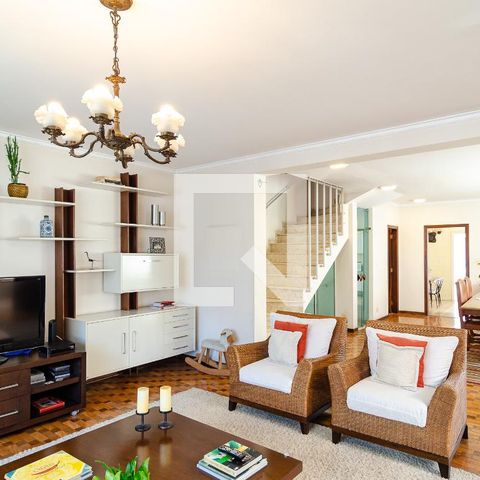 Casa à venda com 320m², 4 quartos e 3 vagas Casa à venda com 320m², 4 quartos e 3 vagasSala