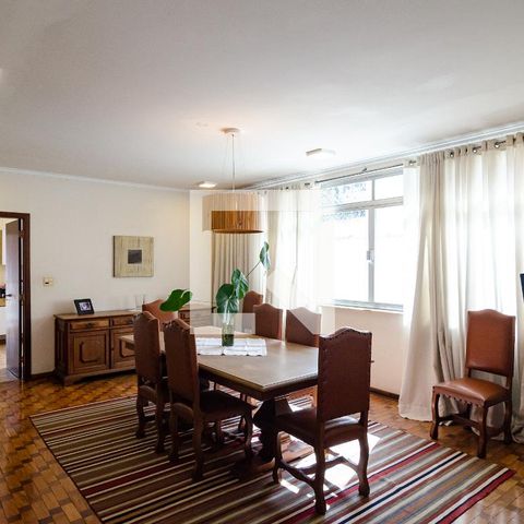 Casa à venda com 320m², 4 quartos e 3 vagas Casa à venda com 320m², 4 quartos e 3 vagasSala