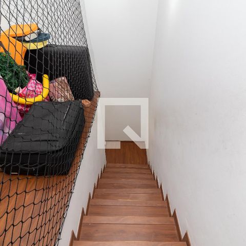 Casa à venda com 250m², 4 quartos e 1 vagaEscada