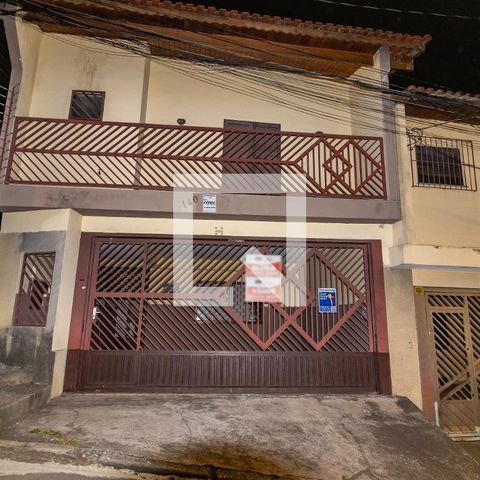 Casa à venda com 163m², 3 quartos e 2 vagas Casa à venda com 163m², 3 quartos e 2 vagasFachada