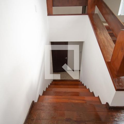 Casa à venda com 670m², 4 quartos e 6 vagasescadaria