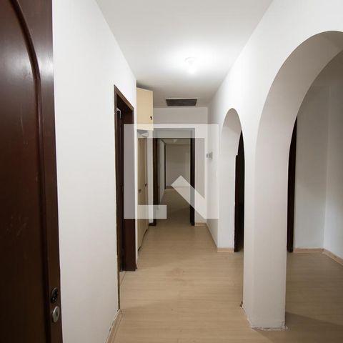 Casa à venda com 670m², 4 quartos e 6 vagascorredor