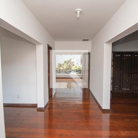 Casa à venda com 670m², 4 quartos e 6 vagassala