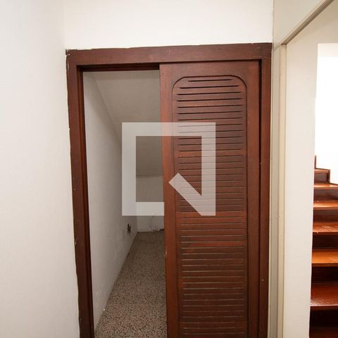 Casa à venda com 670m², 4 quartos e 6 vagasembaixo/escada