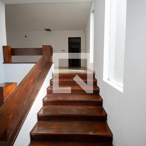 Casa à venda com 670m², 4 quartos e 6 vagasescadaria