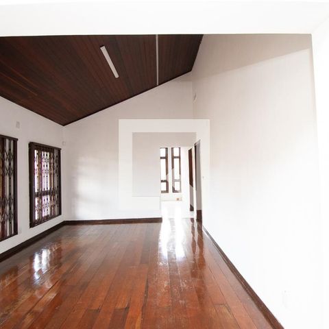 Casa à venda com 670m², 4 quartos e 6 vagassala