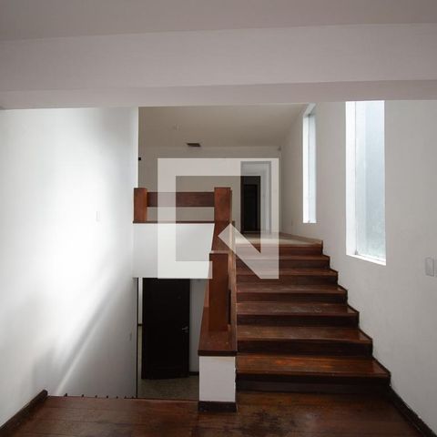 Casa à venda com 670m², 4 quartos e 6 vagasescadaria