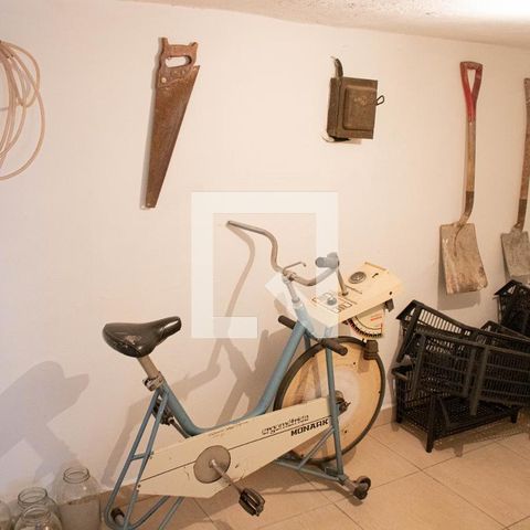Casa à venda com 406m², 6 quartos e 3 vagas Casa à venda com 406m², 6 quartos e 3 vagasQuarto 5