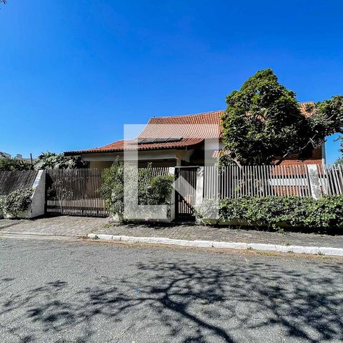 Casa à venda com 500m², 4 quartos e 5 vagas Casa à venda com 500m², 4 quartos e 5 vagasFachada