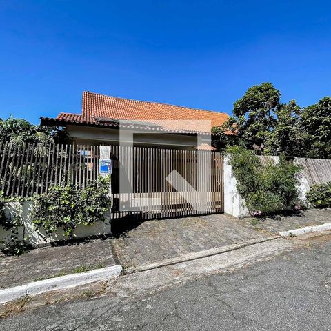 Casa à venda com 500m², 4 quartos e 5 vagas Casa à venda com 500m², 4 quartos e 5 vagasFachada