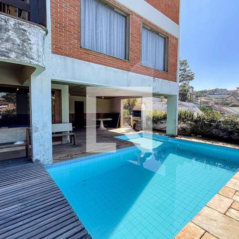 Casa à venda com 500m², 4 quartos e 5 vagas Casa à venda com 500m², 4 quartos e 5 vagasÁrea comum