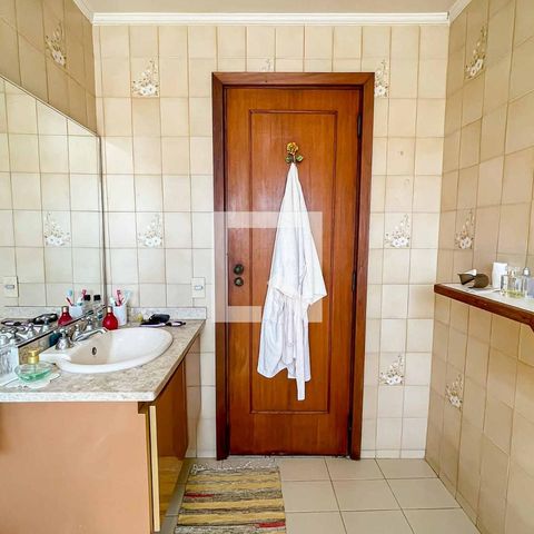 Casa à venda com 500m², 4 quartos e 5 vagas Casa à venda com 500m², 4 quartos e 5 vagasBanheiro 1