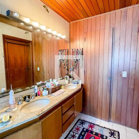 Casa à venda com 500m², 4 quartos e 5 vagas Casa à venda com 500m², 4 quartos e 5 vagasBanheiro 2