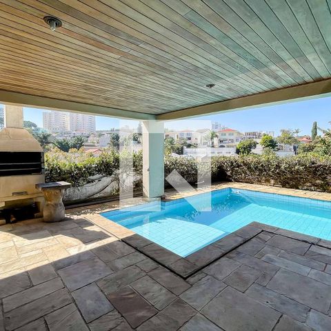 Casa à venda com 500m², 4 quartos e 5 vagas Casa à venda com 500m², 4 quartos e 5 vagasÁrea comum