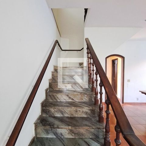 Casa à venda com 90m², 4 quartos e 2 vagasEscada