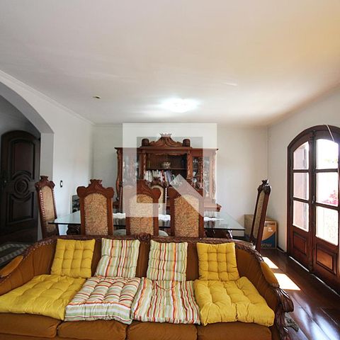 Casa à venda com 360m², 4 quartos e 5 vagasSala