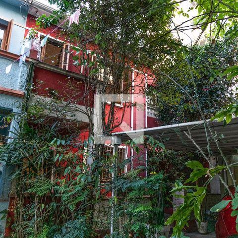 Casa à venda com 147m², 6 quartos e 3 vagas Casa à venda com 147m², 6 quartos e 3 vagasFachada