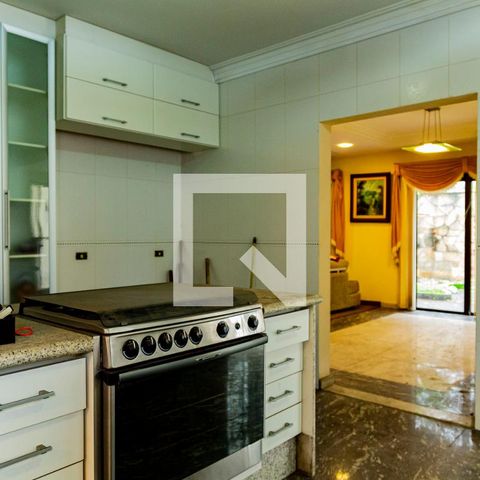 Casa para alugar com 530m², 4 quartos e 4 vagas Casa para alugar com 530m², 4 quartos e 4 vagasCozinha