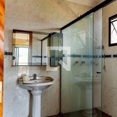 Casa para alugar com 530m², 4 quartos e 4 vagas Casa para alugar com 530m², 4 quartos e 4 vagasBanheiro da Suíte 1