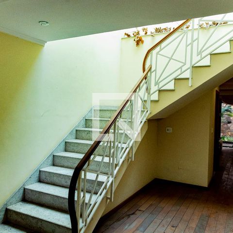 Casa para alugar com 530m², 4 quartos e 4 vagas Casa para alugar com 530m², 4 quartos e 4 vagasEscada para as Suítes