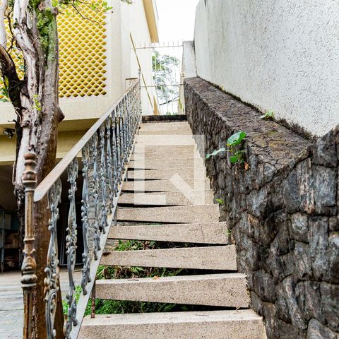 Casa para alugar com 530m², 4 quartos e 4 vagas Casa para alugar com 530m², 4 quartos e 4 vagasEscada para Quintal