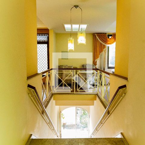 Casa para alugar com 530m², 4 quartos e 4 vagas Casa para alugar com 530m², 4 quartos e 4 vagasEscada de Entrada