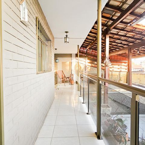Casa à venda com 177m², 4 quartos e 1 vaga Casa à venda com 177m², 4 quartos e 1 vagaVaranda