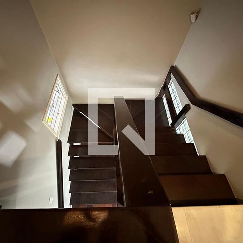 Casa à venda com 300m², 5 quartos e 2 vagasEscada