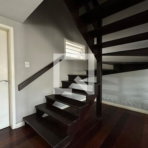 Casa à venda com 300m², 5 quartos e 2 vagasEscada