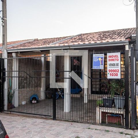 Casa à venda com 40m², 2 quartos e 1 vaga Casa à venda com 40m², 2 quartos e 1 vagaFachada