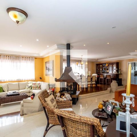 Casa para alugar com 465m², 4 quartos e 6 vagas Casa para alugar com 465m², 4 quartos e 6 vagasSala