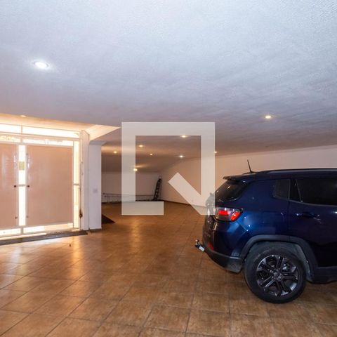 Casa para alugar com 465m², 4 quartos e 6 vagas Casa para alugar com 465m², 4 quartos e 6 vagasGaragem