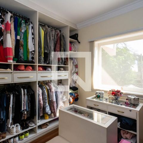 Casa para alugar com 465m², 4 quartos e 6 vagas Casa para alugar com 465m², 4 quartos e 6 vagasCloset da suíte master