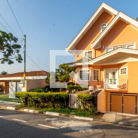 Casa para alugar com 465m², 4 quartos e 6 vagas Casa para alugar com 465m², 4 quartos e 6 vagasFachada