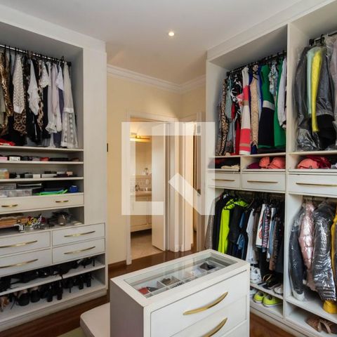 Casa para alugar com 465m², 4 quartos e 6 vagas Casa para alugar com 465m², 4 quartos e 6 vagasCloset da suíte master