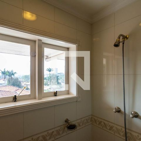 Casa para alugar com 465m², 4 quartos e 6 vagas Casa para alugar com 465m², 4 quartos e 6 vagasBanheiro da Suíte master