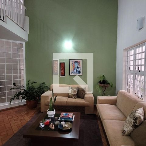 Casa à venda com 243m², 4 quartos e 3 vagasSala