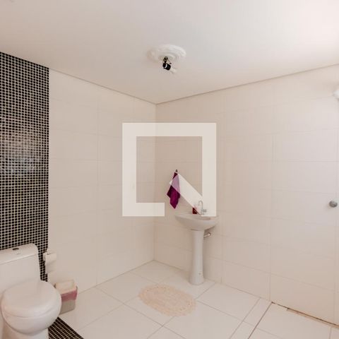 Casa à venda com 420m², 3 quartos e 8 vagasBanheiro da Suíte 1