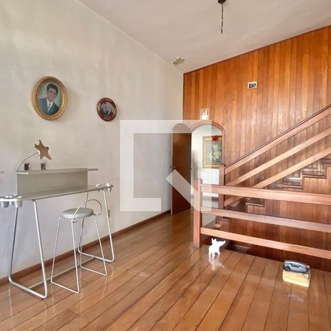Casa à venda com 361m², 4 quartos e 2 vagasSala