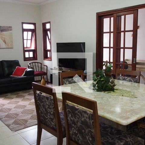 Casa à venda com 178m², 3 quartos e 2 vagasSala