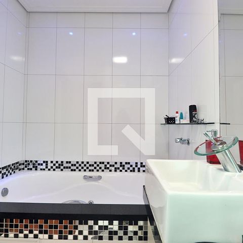 Casa à venda com 238m², 3 quartos e 3 vagasSuíte 3 - Banheiro