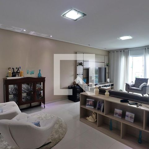 Casa à venda com 238m², 3 quartos e 3 vagasSala