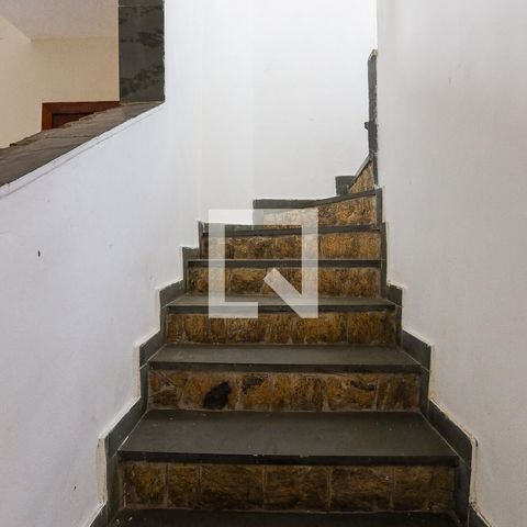 Casa para alugar com 150m², 3 quartos e 2 vagasEscada