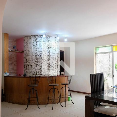Casa à venda com 330m², 5 quartos e 2 vagasSala