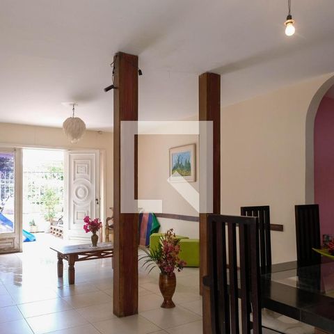 Casa à venda com 330m², 5 quartos e 2 vagasSala