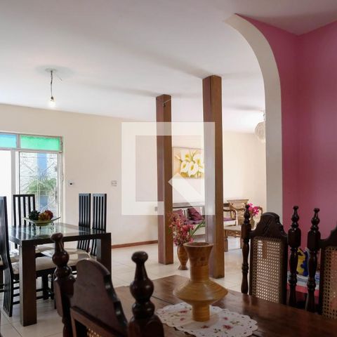 Casa à venda com 330m², 5 quartos e 2 vagasSala