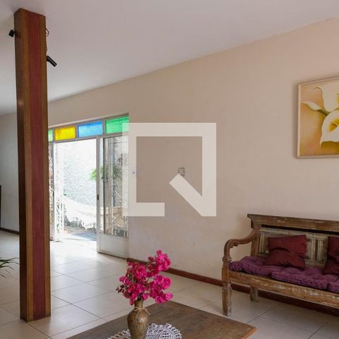 Casa à venda com 330m², 5 quartos e 2 vagasSala