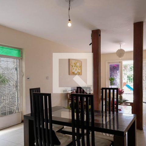 Casa à venda com 330m², 5 quartos e 2 vagasSala